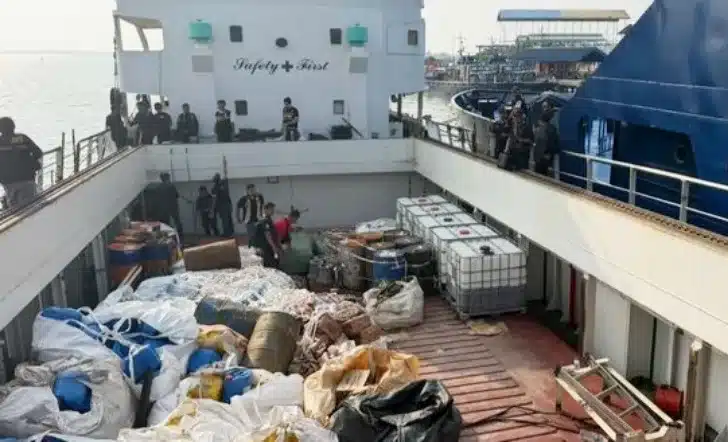 Tim Gabungan Gagalkan Penyelundupan 2,6 Ton Narkotika Cair di Perairan Tanjung Balai Karimun 2 Foto: Tim gabungan BNN, Bea Cukai, dan Polda Kepri mengamankan kapal MV Ocean Porter yang diduga mengangkut 2,6 ton narkotika cair di perairan Tanjung Parit, Kepulauan Riau, Senin (17/8/2026). (Foto: Dok. BNN)
