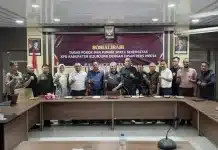 Pasca Pemilu, KPU Sijunjung Tetap Bergerak: 173.347 Data Pemilih Terus Diperbarui Pertemuan tersebut dihadiri sejumlah komisioner KPU Kabupaten Sijunjung, di antaranya Juni Wandri, SH, M.Kn., Bayu Agung Perdana, SH, dan Ria Meilani, S.Pd., bersama Sekretaris KPU Sijunjung, staf, serta jajaran sekretariat.