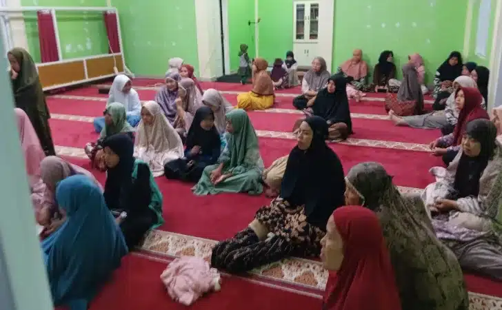Jemaah Mushalla Nurul Hasanah di Komplek Griya Emya Hasanah, Jalan Arai Pinang, Kelurahan Pagambiran Ampalu Nan XX, Kecamatan Lubuk Begalung, Kota Padang, menggelar peringatan Maulid Nabi Muhammad SAW 1448 Hijriah, Minggu (23/8/2026).