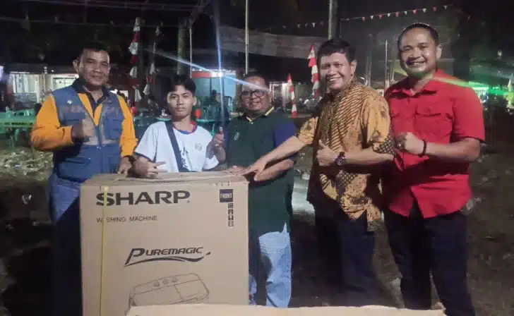 Dukungan juga datang dari Kepala Kejaksaan Tinggi (Kejati) Papua, Drs. Jeffrerdian, SH, MH, yang turut berpartisipasi dalam memeriahkan HUT ke-81 RI dengan memberikan satu unit mesin cuci sebagai hadiah bagi pemenang kegiatan. Bantuan tersebut diserahkan melalui Pembina Ikatan Pemuda Simpang Akhirat (IPSAK) Kuranji, Amrizal Rengganis, S.Sos.