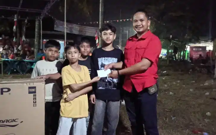 Ketua Pemuda IPSAK Roni Eka Putra menyerahkan hadiah kepada pemenang. 
