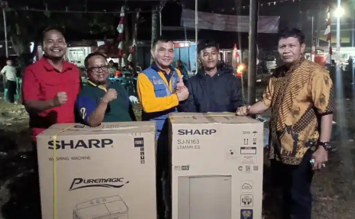 Sekretaris BPBD Kota Padang Robert menyerah hadiah kulkas kepada pemenang. 