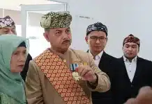 Fauzi Bahar Bereaksi Keras soal Video Viral Oknum Kabiro PBJ, Marwah ABS-SBK Dipertaruhkan Ketua Lembaga Kerapatan Adat Alam Minangkabau (LKAAM) Sumatera Barat, Dr. H. Fauzi Bahar, M.Si., Datuak Sati, mengecam beredarnya video amatir yang diduga memperlihatkan tindakan tidak senonoh melibatkan oknum Kepala Biro Pengadaan Barang dan Jasa (PBJ) Sekretariat Daerah Provinsi Sumatera Barat bersama seorang staf di lingkungan kantor pemerintahan.