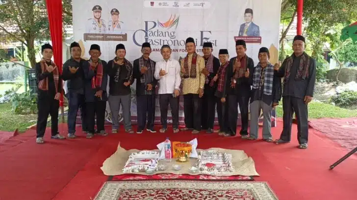 Lewat Gastronomi Fest, Erianto Dorong Pelestarian Adat Selingka Nagari Kuranji, Edison: Ini yang Dirindukan Masyarakat 1 Grup Koto Nan Baduo Kalumbuk Bawa Semangat Budaya Lokal ke Padang Gastronomi Fest.