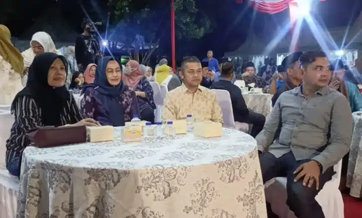Erianto Berhasil Dorong Budaya Lokal Jadi Magnet Wisata, Yenni Yulisa: Kuranji Diusulkan Masuk HJK Padang 2027 1 Kegiatan Padang Gastronomi Fest Malamang dan Food Festival yang mengusung tema “Dorong Pelestarian Adat Selingka Nagari Kuranji” tersebut turut dihadiri Camat Kuranji Rozaldi Rosman, S.STP., M.Si., beserta para lurah se-Kecamatan Kuranji. Hadir pula tokoh masyarakat, tokoh agama, niniak mamak, bundo kanduang, serta unsur pemuda, pemudi, dan berbagai elemen masyarakat lainnya.