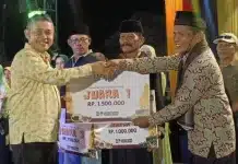 Erianto Berhasil Dorong Budaya Lokal Jadi Magnet Wisata, Yenni Yulisa: Kuranji Diusulkan Masuk HJK Padang 2027 Dorong Pelestarian Adat dan Budaya Salingka Nagari Kuranji, Erianto Serahkan Hadiah Utama kepada Sasambah Adat di Bawah Payung.