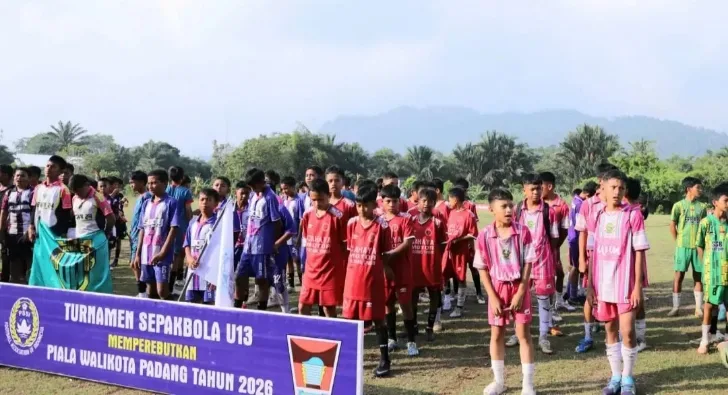 24 Tim U-13 Perebutkan Piala Wali Kota Padang 2026, Ajang Jaring Talenta Muda Menuju Sepak Bola Profesional 3 Sebanyak 24 tim sepak bola usia di bawah 13 tahun (U-13) ambil bagian dalam Turnamen Sepak Bola Piala Wali Kota Padang 2026 yang digelar di Lapangan Sepak Bola Kampung Pisang, Kelurahan Batipuh Panjang, Kecamatan Koto Tangah, Kota Padang.