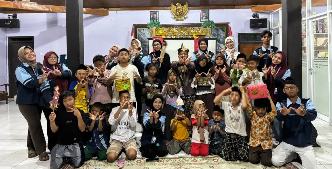 Gambar 1. Mahasiswa KKN MIT UIN Walisongo Posko 106 bersama anak-anak peserta Lentera Kisah usai pertunjukan wayang yang mengangkat cerita Malin Kundang di Balai Desa Wonosalam, Sabtu (22/8/2026) 