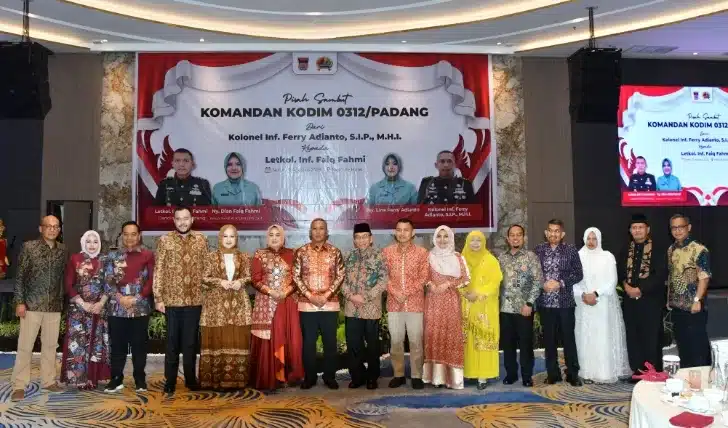 Serah terima kepemimpinan Komandan Kodim (Dandim) 0312/Padang dari Kolonel Inf. Ferry Ardianto, S.I.P., M.H.I. kepada Letkol Inf. Faiq Fahmi ditandai dengan acara pisah sambut yang berlangsung di Hotel Mercure Padang, Senin (31/8/2026) malam.