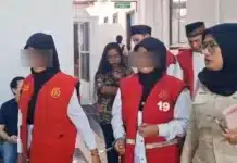 Pesan 2 Pekerja Seks Komersial, untuk Threesome, Arief Sanjaya Sempat Diamankan Polisi Namun Tak Jadi Tersangka Kejaksaan Negeri (Kejari) Surabaya mengungkap sosok Arief Sanjaya yang disebut sebagai pemesan dua pekerja seks komersial (PSK) asal Bekasi dalam perkara prostitusi online dengan layanan threesome atau hubungan seksual bertiga.