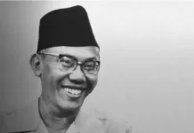 Indonesia di Ambang Kehancuran pada 1948! PDRI Sumatera Barat Jadi Kunci Menyelamatkan Republik Di tengah situasi kritis itu, perjuangan pemerintahan Republik berlanjut dari Sumatera. Mr. Sjafruddin Prawiranegara, yang berada di Sumatera Barat, mengambil langkah penting untuk mempertahankan keberlangsungan pemerintahan Indonesia.