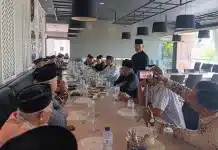 Jaga Persatuan Adat, Fauzi Bahar Dorong Pemilihan Ketua LKAAM Padang Harus Lewat Musyawarah Mufakat Ketua Lembaga Kerapatan Adat Alam Minangkabau (LKAAM) Provinsi Sumatera Barat, Dr. H. Fauzi Bahar, M.Si., Datuak Sati, meminta proses pemilihan Ketua LKAAM Kota Padang yang baru mengedepankan prinsip musyawarah dan mufakat.