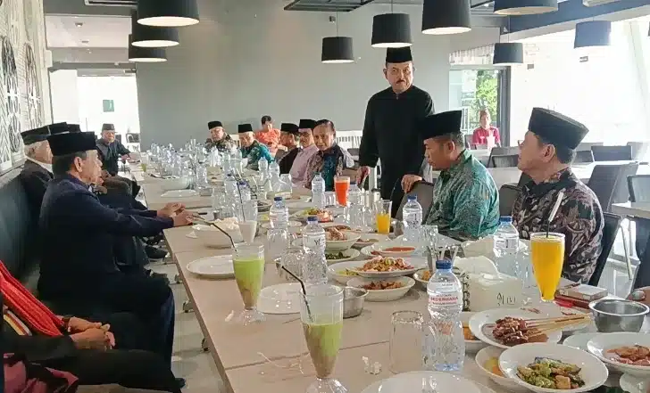 Hal itu disampaikan Fauzi Bahar dalam pertemuan bersama para Ketua LKAAM se-Kota Padang beserta jajaran, yang berlangsung di salah satu restoran di Kota Padang, Rabu (16/9/2026) siang.