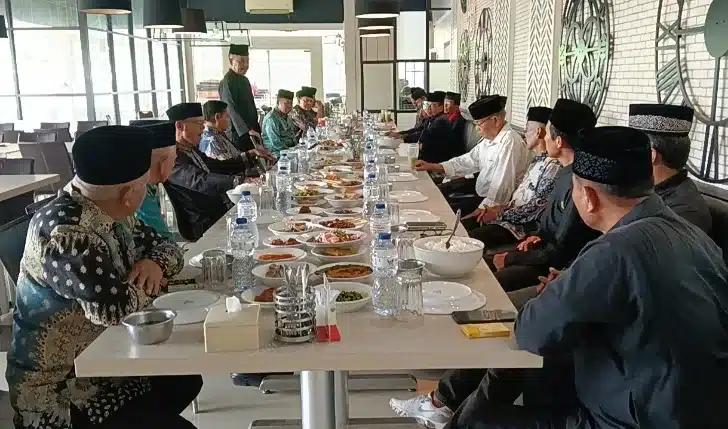 Hal itu disampaikan Fauzi Bahar dalam pertemuan bersama para Ketua LKAAM se-Kota Padang beserta jajaran, yang berlangsung di salah satu restoran di Kota Padang, Rabu (16/9/2026) siang.