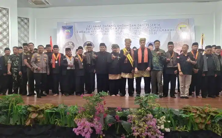 Ketua LKAAM Sumbar Fauzi Bahar Resmi Lantik Pengurus LKAAM Kota Sawahlunto Periode 2026-2031 1 Prosesi pelantikan berlangsung di Aula Hotel Saka, Kota Sawahlunto, pada Kamis, 16 September 2026. Kegiatan tersebut dihadiri Wali Kota Sawahlunto Riyanda Putra bersama jajaran Forum Koordinasi Pimpinan Daerah (Forkopimda), tokoh masyarakat, niniak mamak, serta pemuka adat se-Kota Sawahlunto.