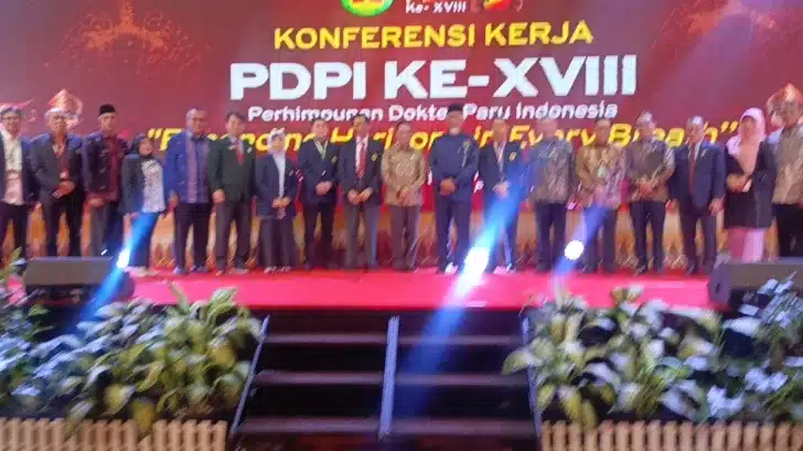 Wamenkes Ungkap Tantangan Pengendalian TB: Pengobatan Meningkat, Pencegahan Kontak Erat Jadi Kunci 1 Keterangan Foto:Foto bersama pada Konferensi Kerja Perhimpunan Dokter Paru Indonesia (KONKER PDPI) XVIII Tahun 2026 yang digelar di Kota Padang, Sumatera Barat. Kegiatan tersebut menjadi forum bagi para dokter spesialis paru untuk memperkuat silaturahmi, kolaborasi, serta membahas berbagai agenda organisasi dan perkembangan pelayanan kesehatan paru.