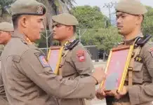 Lima Personel Satpol PP Padang Dipecat Prosesi PTDH tersebut dipimpin langsung oleh Kepala Satpol PP Kota Padang, Chandra Eka Putra, S.IP., M.Si. Menurut Chandra, pemberhentian dilakukan setelah melalui proses pemeriksaan dan penegakan disiplin kepegawaian sesuai dengan ketentuan peraturan perundang-undangan yang berlaku. (Foto: Humas Satpol PP Padang)