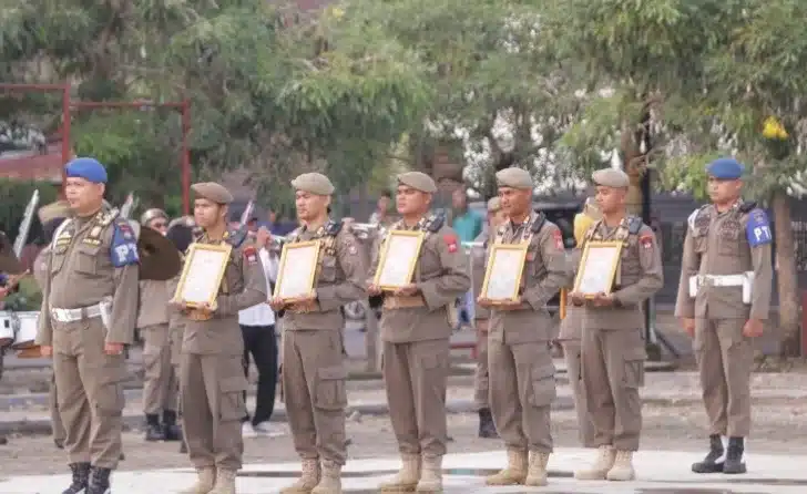 Prosesi PTDH tersebut dipimpin langsung oleh Kepala Satpol PP Kota Padang, Chandra Eka Putra, S.IP., M.Si. Menurut Chandra, pemberhentian dilakukan setelah melalui proses pemeriksaan dan penegakan disiplin kepegawaian sesuai dengan ketentuan peraturan perundang-undangan yang berlaku. (Foto: Humas Satpol PP Padang)
