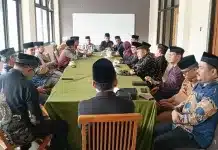 LKAAM se-Sumbar Bahas Persamaan Marawa, Fauzi Bahar Dorong Keselarasan Adat Minangkabau Rapat berlangsung di Kantor LKAAM Sumatera Barat, Selasa (13/10/2026), dengan melibatkan unsur pimpinan lembaga adat se-Sumbar, termasuk Ketua LKAAM Sumatera Barat, Fauzi Bahar Datuk Sakti, dan Ketua LKAAM Kota Padang, Irwan Basir Datuk Rajo Alam.