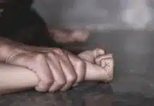 Pensiunan Kemenag Ditangkap Usai Salat Isya, Diduga Cabuli Dua Anak Kandung Kepolisian Resor (Polres) Sijunjung, Sumatera Barat, menangkap seorang pria berinisial AH (66), pensiunan Aparatur Sipil Negara (ASN) Kementerian Agama (Kemenag) yang disebut pernah menjabat Kepala Kantor Urusan Agama (KUA) Kecamatan Kupitan.
