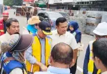 Proyek Air Mancur Pasar Raya Belum Capai Target, Komisi III DPRD Padang Turun ke Lapangan Sorotan penataan kawasan proyek air mancur pasar raya tersebut disampaikan Ketua Komisi III DPRD Kota Padang, Helmi Moesim, saat melakukan peninjauan langsung terhadap sejumlah pekerjaan infrastruktur di kawasan Pasar Raya Padang. (Foto: Klikpositif.com)